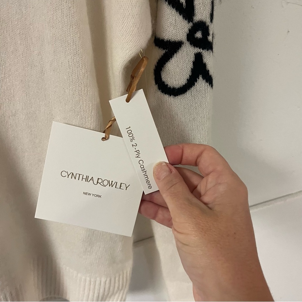 Cynthia Rowley Cream 100% cashmere sweater with black flower design - Picture 4 of 7